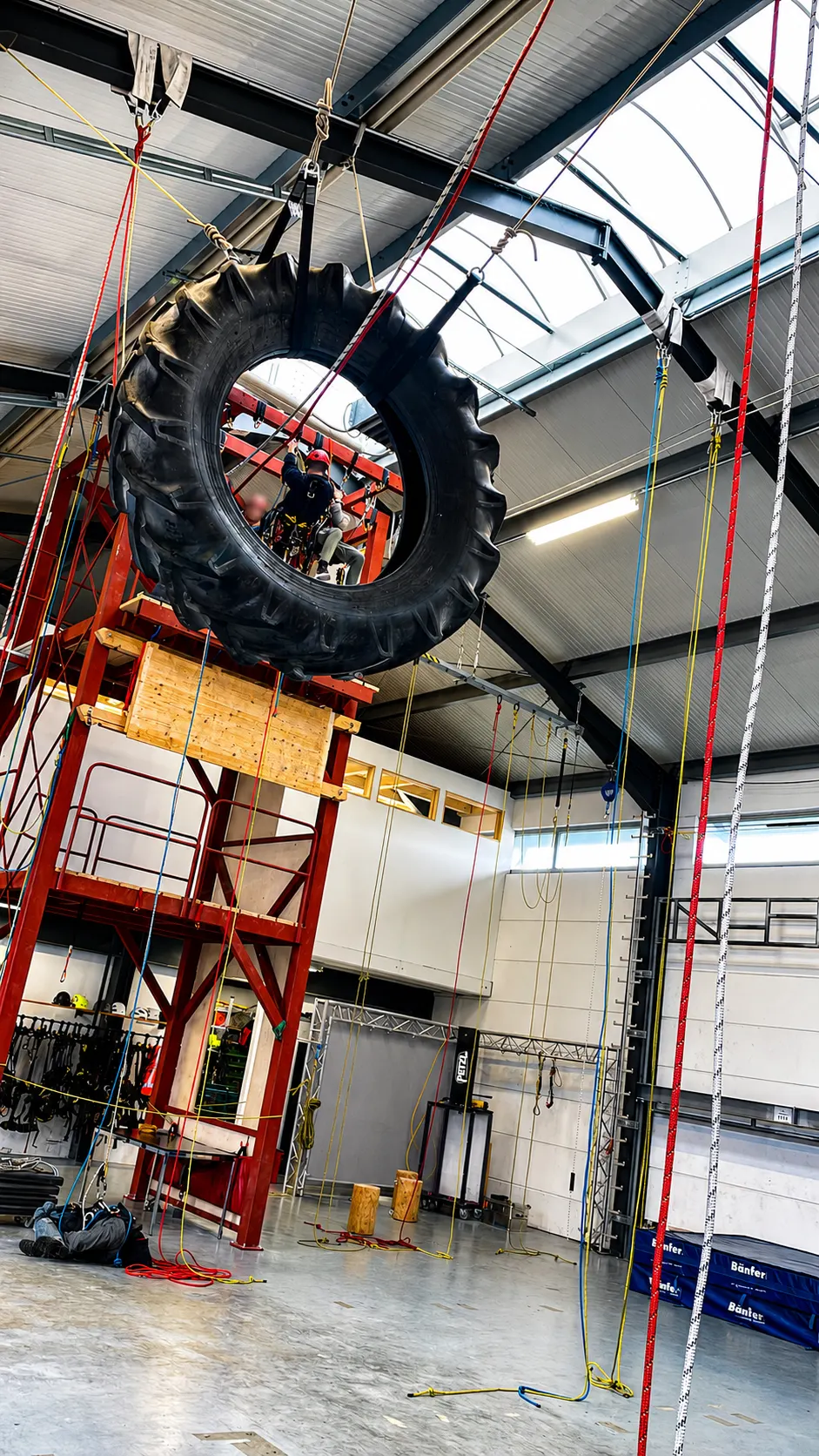 Industrieklettern an technischer Infrastruktur