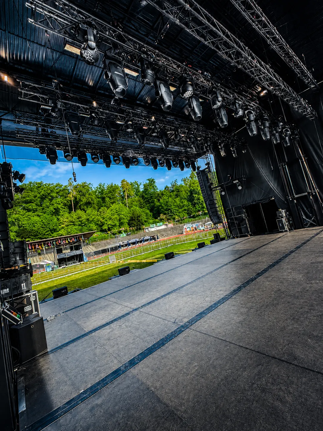 Großes Rigging-Projekt mit Bühnen- und Showtechnik