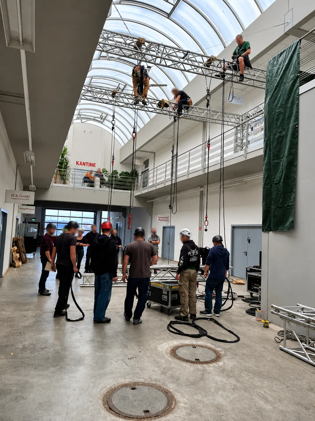 Abgestimmte Rigging-Arbeiten für eine Produktion